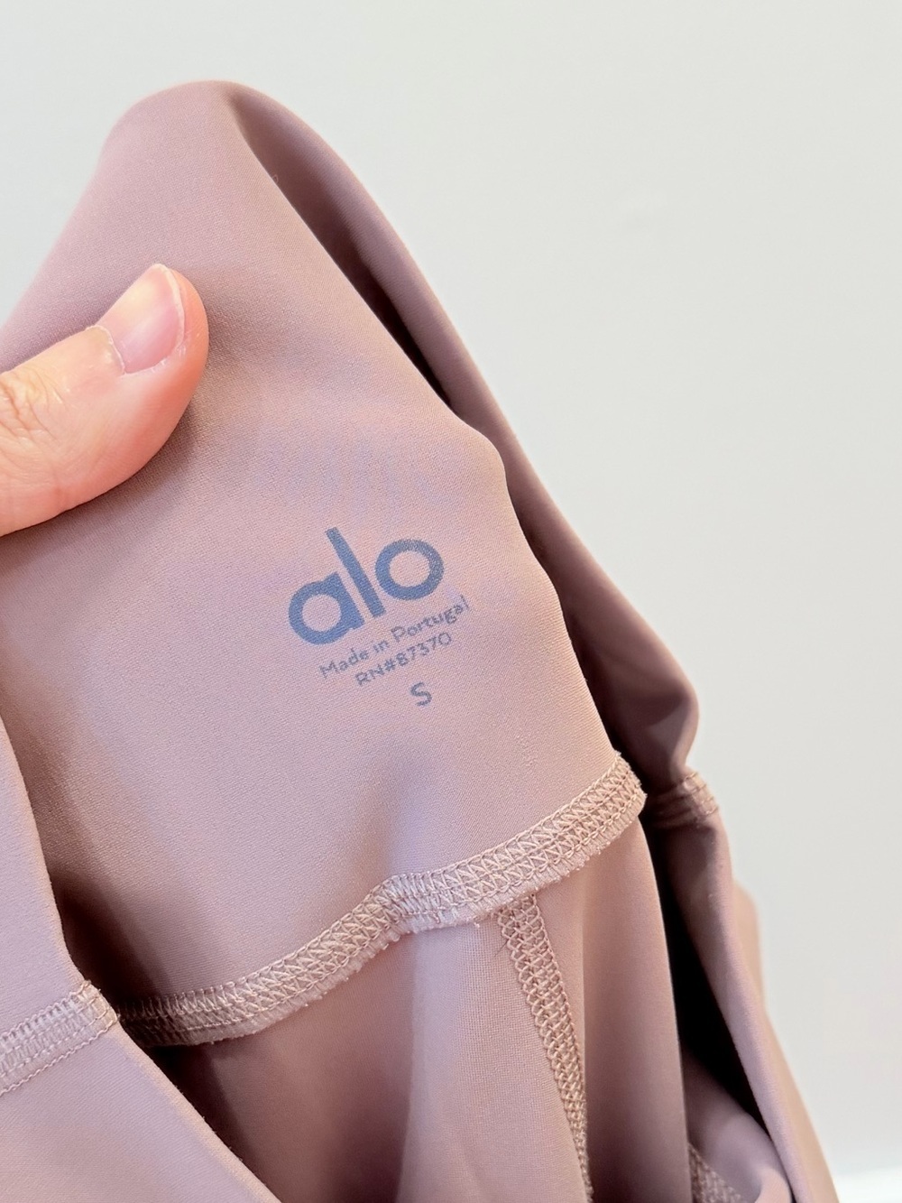 LIKE NEW Alo Yoga Women’s Ripped Warrior Leggings - Picture 3 of 5